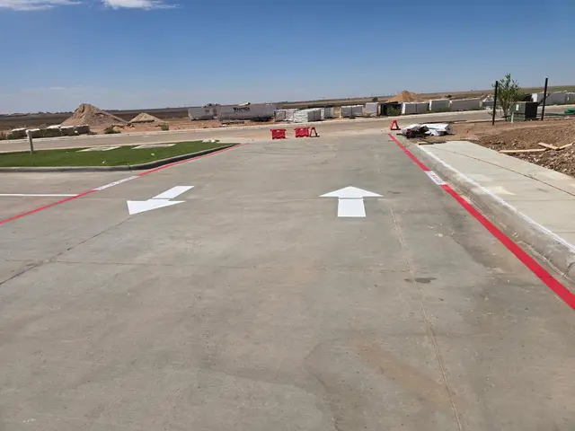 Directional arrows between red curbs