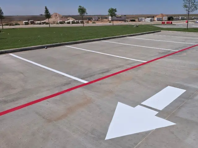 Directional arrow and fire lane beside the stalls